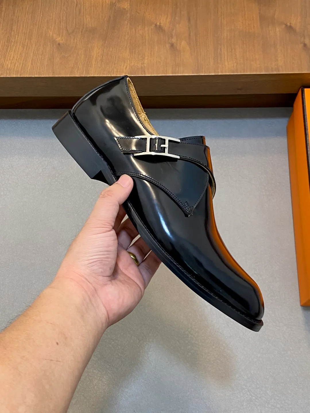 Men's shoes 💰780 HERMES/Hermès GAME slip-on loafers. These loafers are made of matte frosted calfskin. They are equipped with functional Kelly shoe buckles to easily create a fashionable urban style. They are equipped with genuine leather welts and lightweight grooved rubber foam outsole. They have genuine calfskin lining and silk-screen logo feet. They are slip-on design. They are novel and fashionable, with a handsome upper. Comes with a dust bag in the original box! Size: 39-40-41-42-43-44 standard leather shoe size (38/45 can be customized but does not support returns)